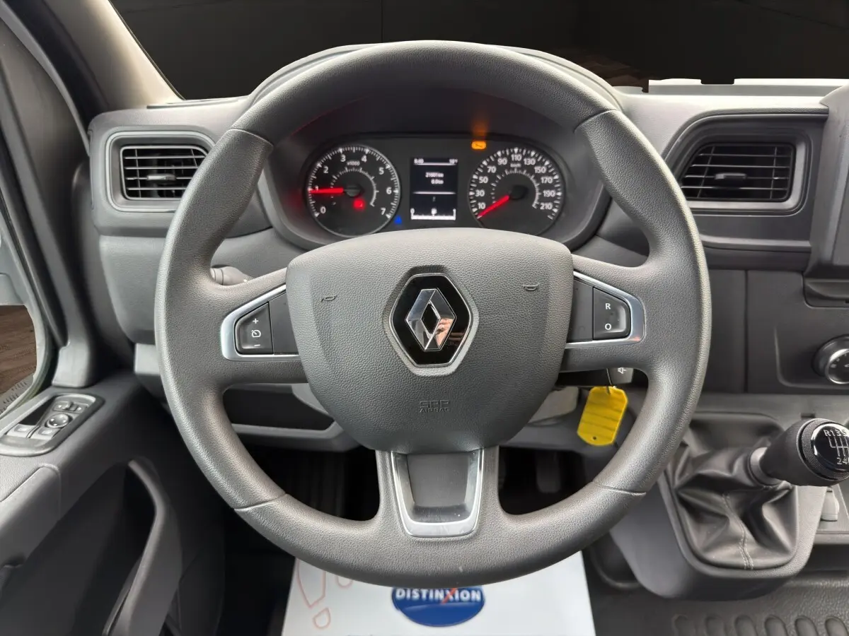 Vue intérieure centrée sur le volant Renault Master 2024 avec tableau de bord et levier de vitesse manuel visible.