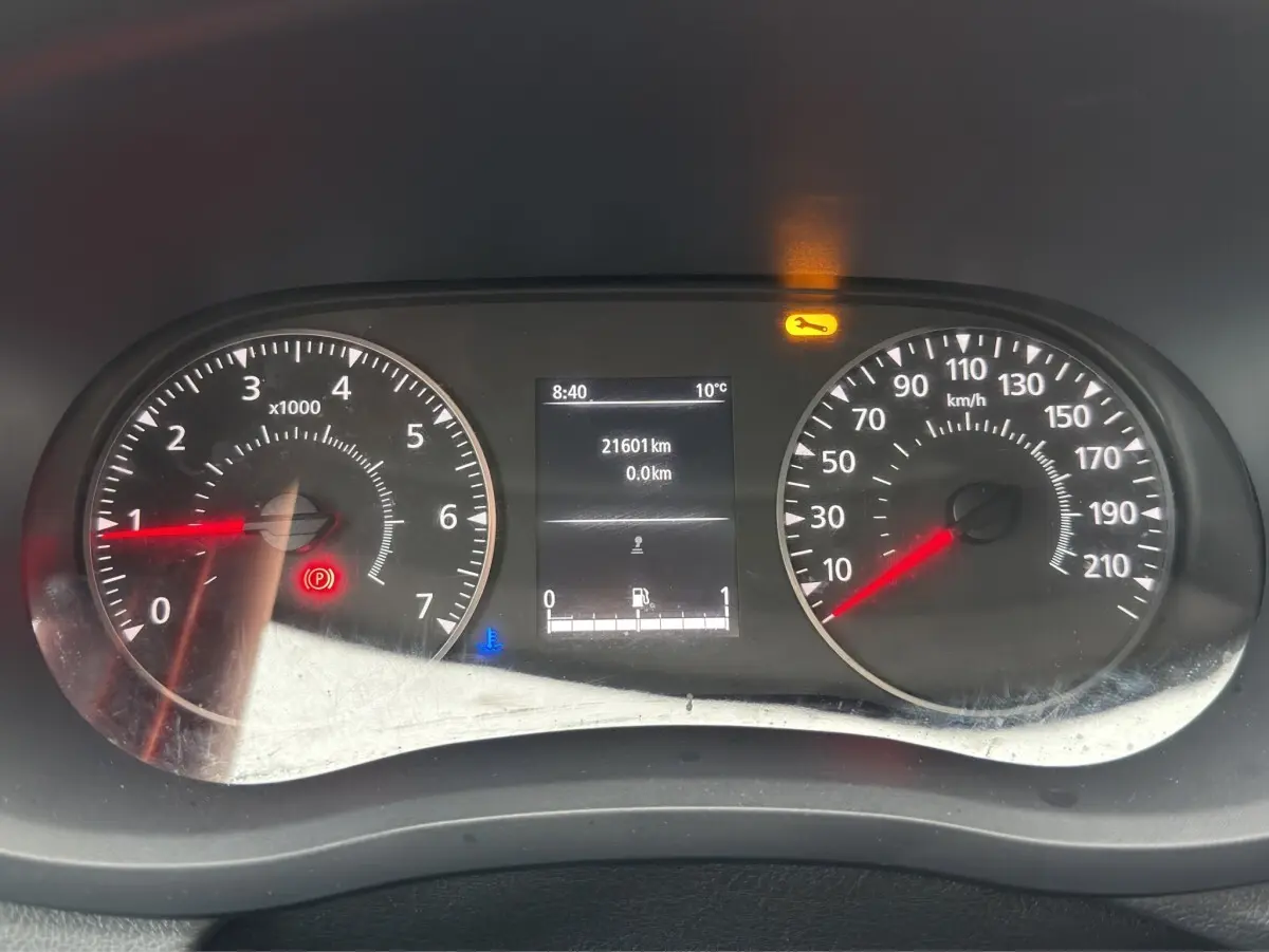 Gros plan sur le combiné d'instruments du Renault Master 2024 avec affichage digital et voyants allumés.