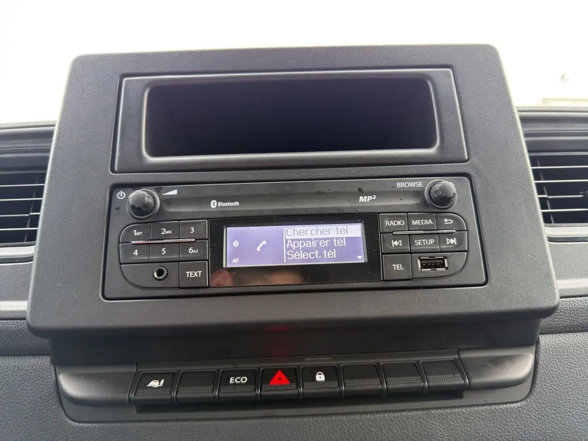 Vue rapprochée de la radio Bluetooth et des commandes centrales du tableau de bord du Renault Master blanc 2024.