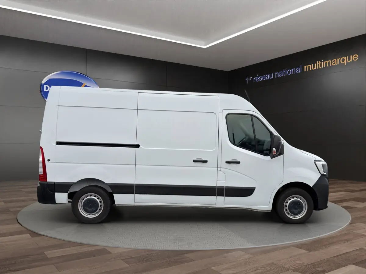 Vue de profil côté droit d’un Renault Master blanc 2024, fourgon utilitaire avec kit bois et porte latérale pleine.