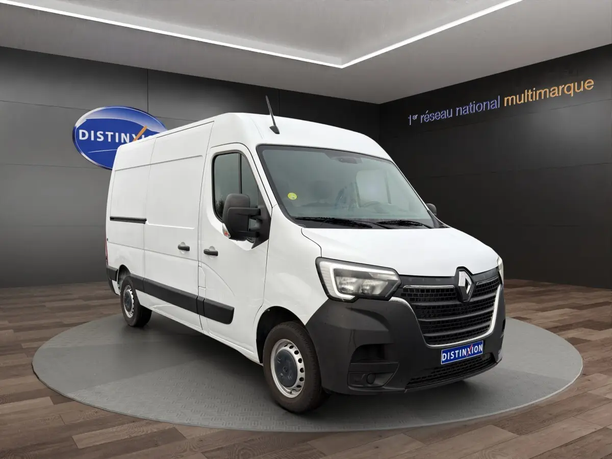 Renault Master blanc en 3/4 avant droit, fourgon utilitaire avec pare-chocs noirs et jantes acier simples.