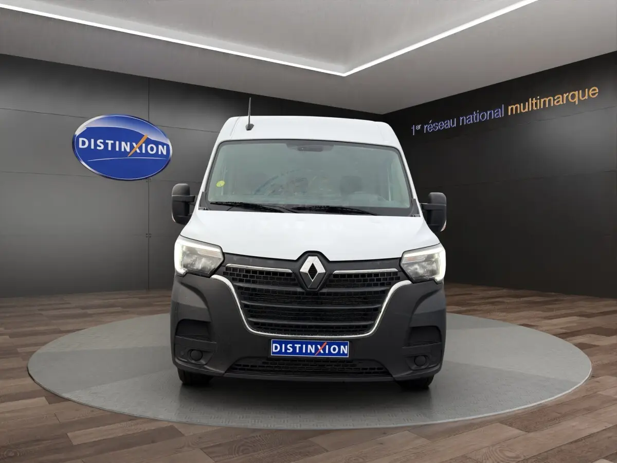 Vue frontale du Renault Master blanc 2024 avec pare-chocs noir et logo distinctif au centre de la calandre.