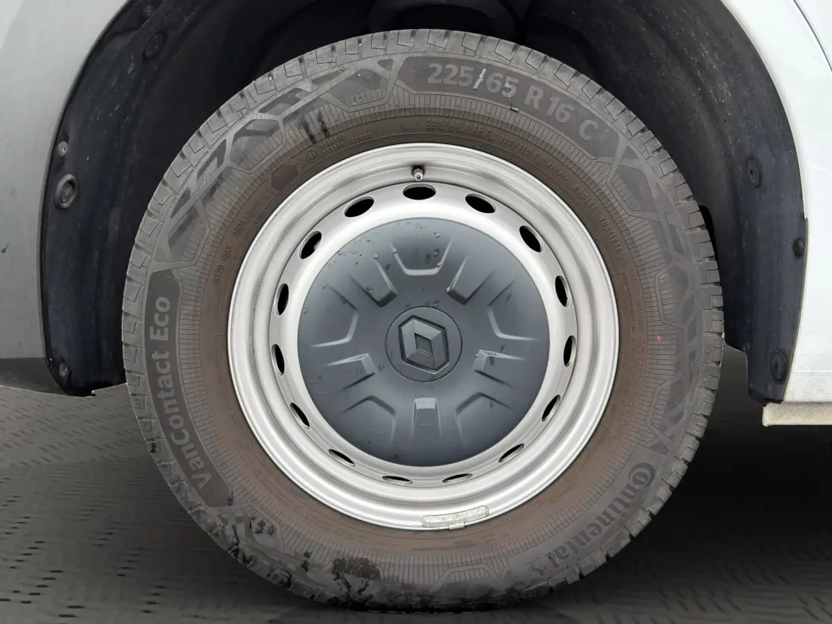 Gros plan sur la roue avant gauche blanche d’un Renault Master 2024 avec jante acier et logo Renault central.
