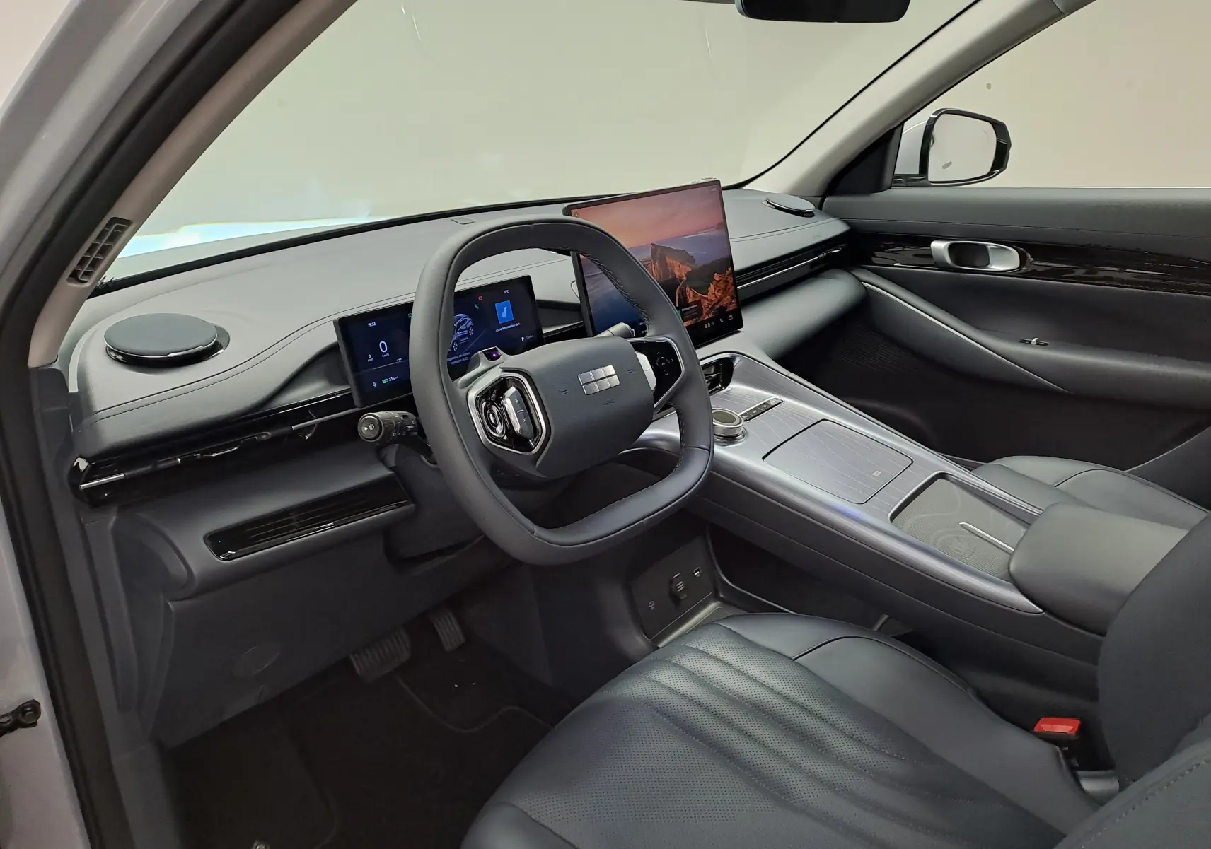 Vue intérieure côté conducteur du Geely E5 PRO 2026, avec tableau de bord numérique et écran tactile central.