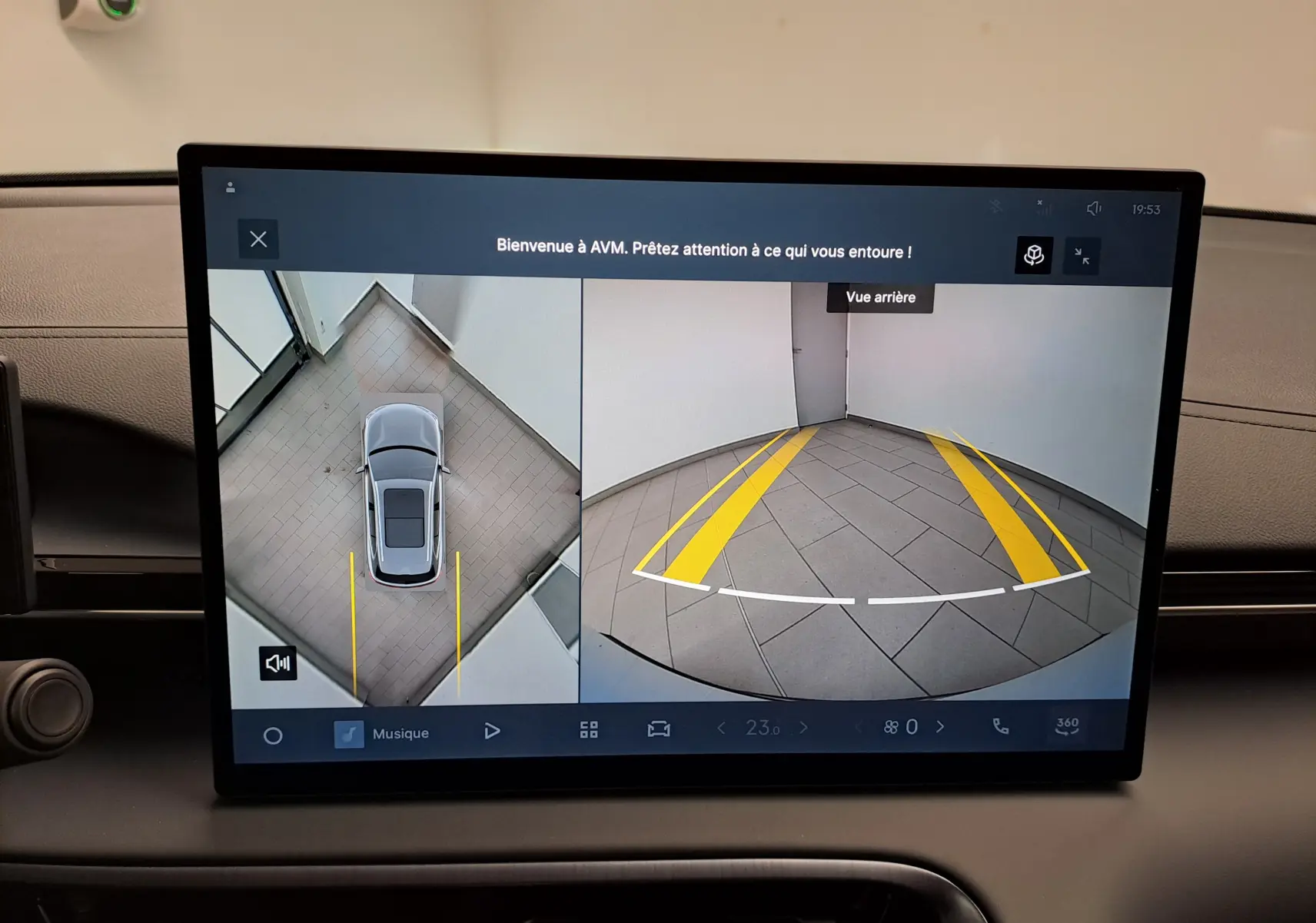 Écran intérieur du Geely E5 PRO 2026 montrant la caméra de recul et la vue 360 en gris Moonlight.