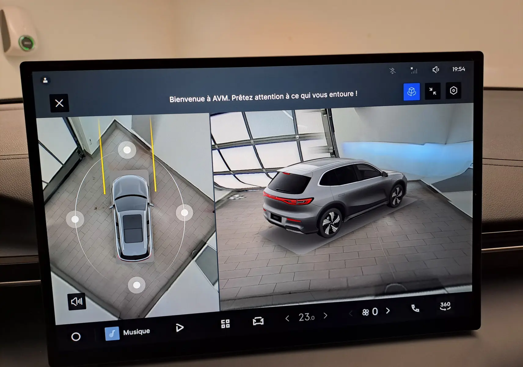 Écran intérieur montrant une vue 3D arrière et une vue aérienne du Geely E5 PRO gris Moonlight de 2026.