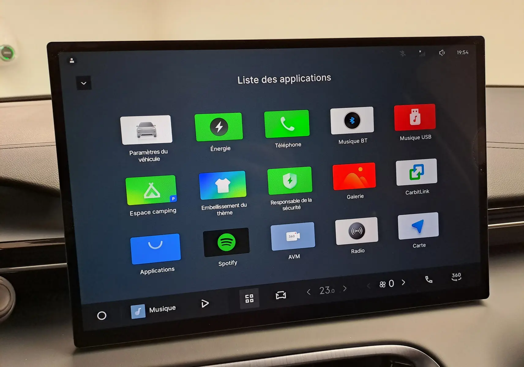 Écran tactile central du Geely E5 PRO 2026 affichant la liste des applications multimédia et de gestion du véhicule.