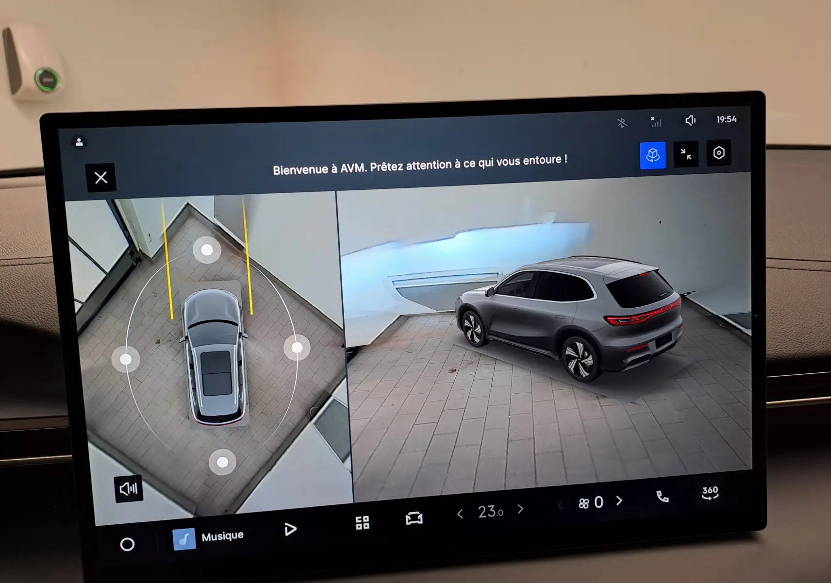 Écran de l'AVM montrant une vue 360° et une modélisation 3/4 arrière droite du Geely E5 PRO gris Moonlight 2026 électrique.