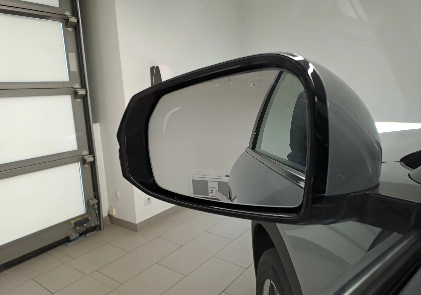 Rétroviseur extérieur côté gauche du Geely E5 PRO gris Moonlight 2026, vue rapprochée en intérieur.