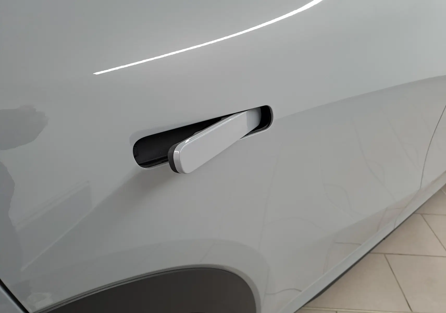 Gros plan sur la poignée de porte rétractable du côté gauche d'une Geely E5 PRO gris Moonlight 2026 électrique.