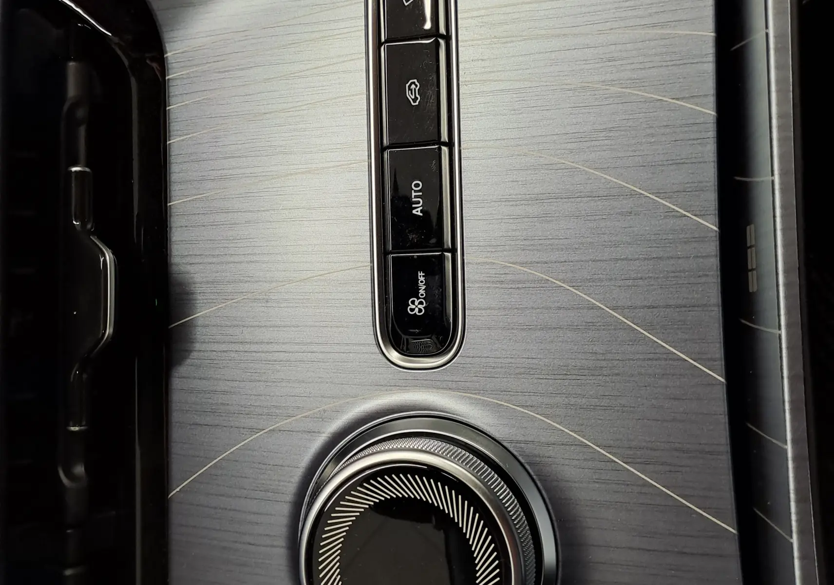 Gros plan sur la console centrale du Geely E5 PRO 218ch 60kWh 2026, finition gris Moonlight avec molette et boutons de contrôle.