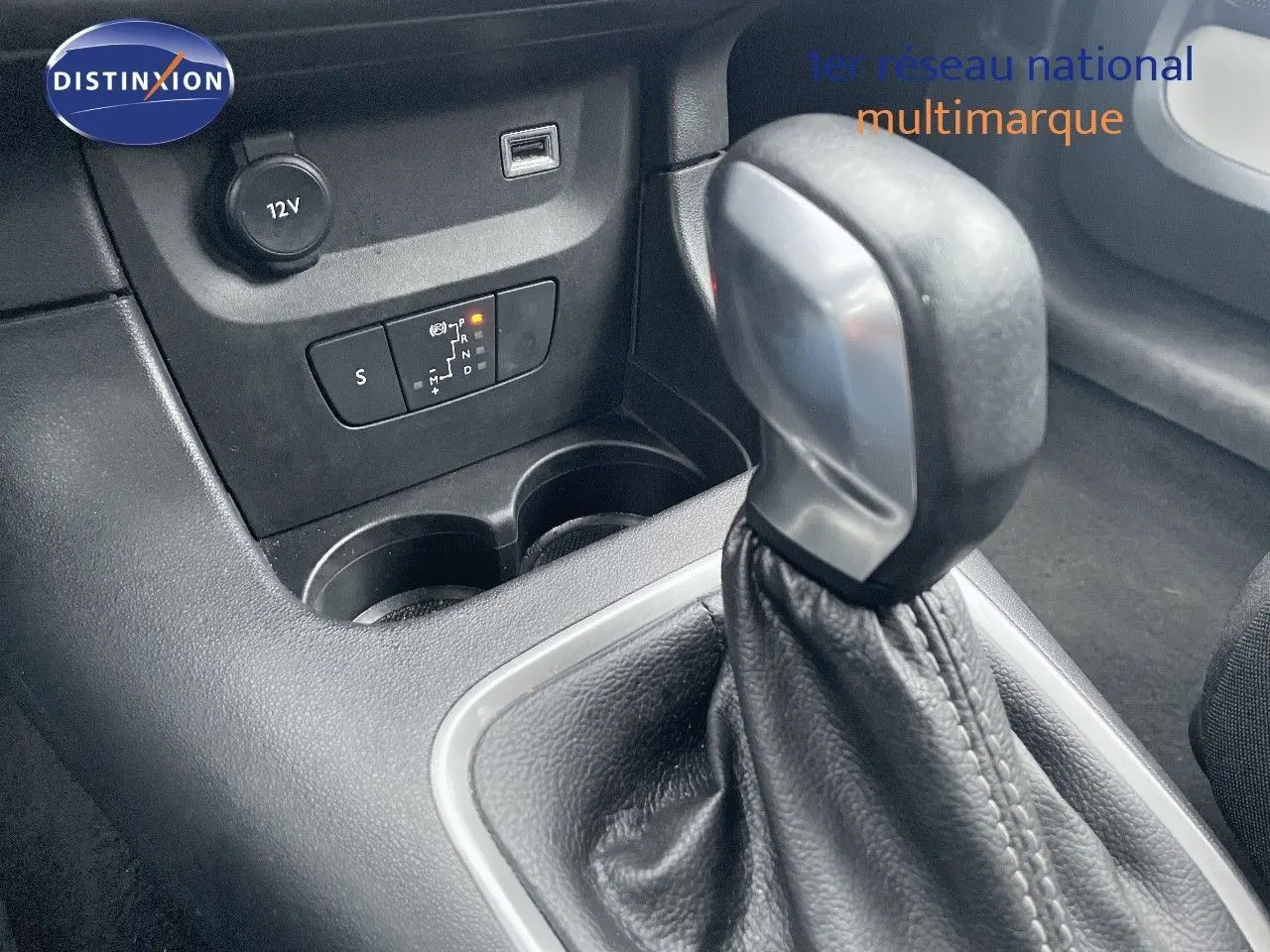 Le levier de vitesses automatique en cuir noir de la Citroën C3 2023 gris acier métal, vue rapprochée de la console centrale.