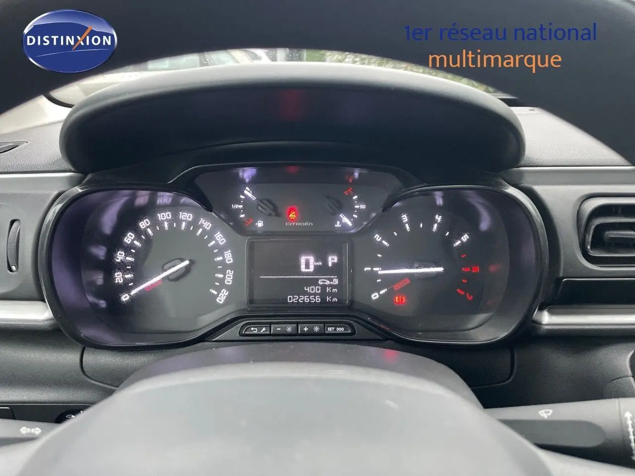 Vue rapprochée du tableau de bord de la Citroën C3 gris acier 2023, affichant le compteur digital et les voyants allumés.