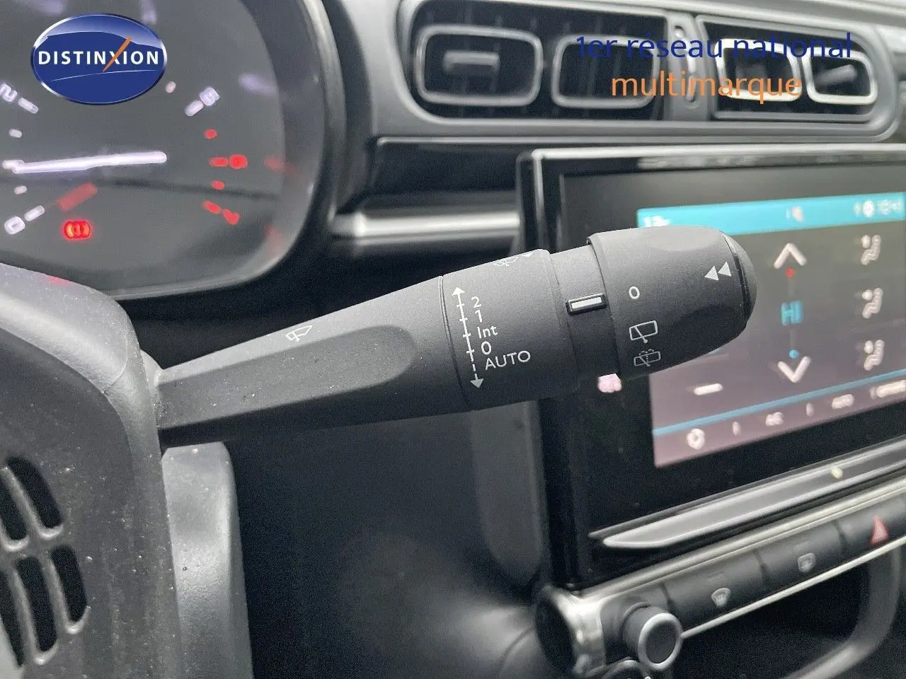 Le commodo d'essuie-glace en gros plan dans l'habitacle d'une Citroën C3 gris acier 2023.