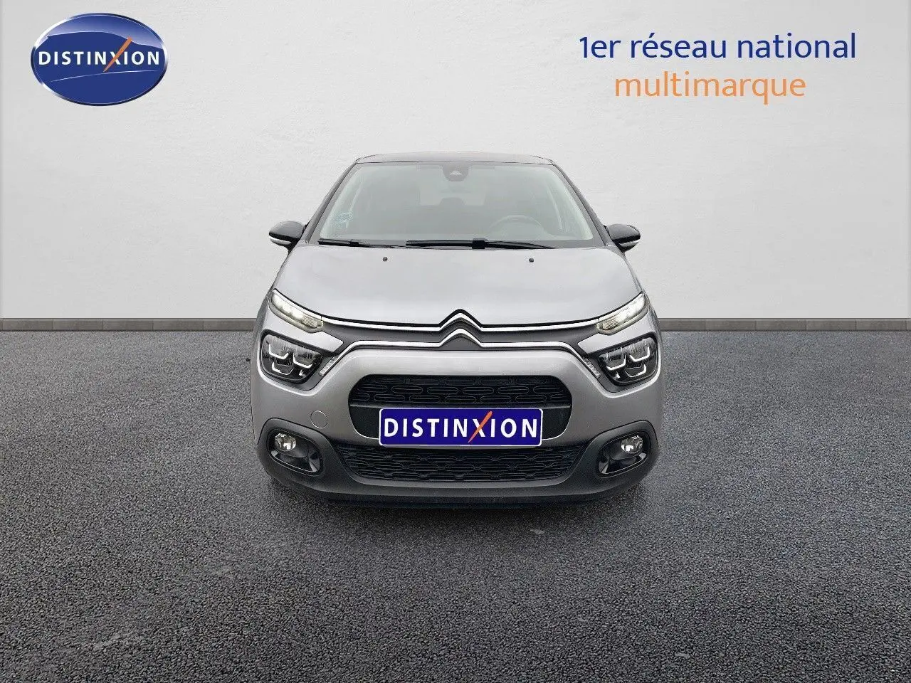 Vue frontale d'une Citroën C3 2023 gris acier métal avec ses phares LED et calandre noire distinctive.