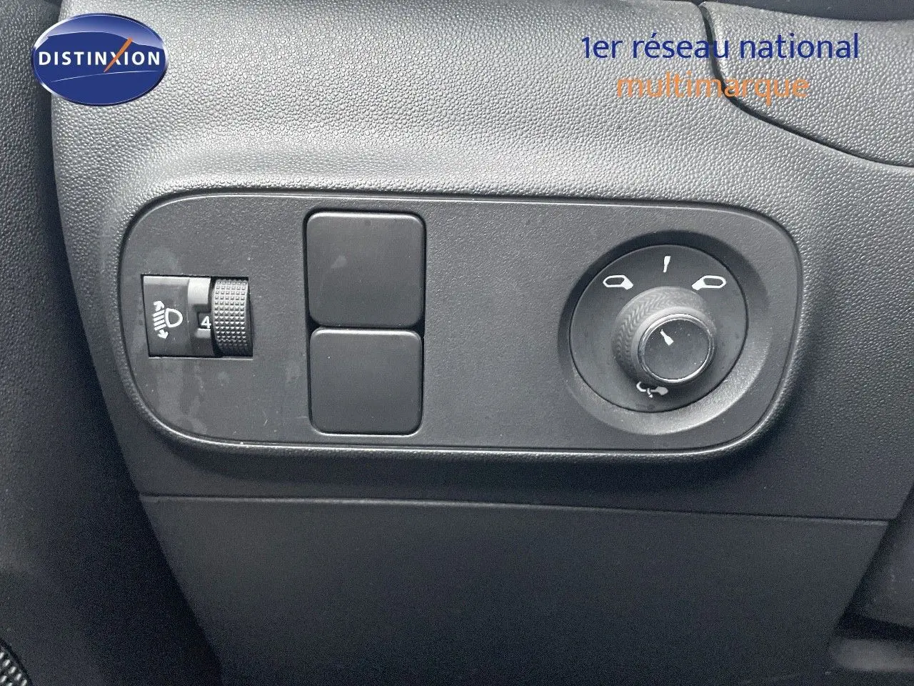 Gros plan sur les commandes noires du tableau de bord côté gauche d'une Citroën C3 gris acier 2023.