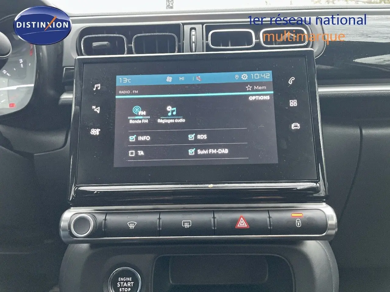 Vue rapprochée de l'écran tactile central et des commandes de la Citroën C3 2023 gris acier métal.