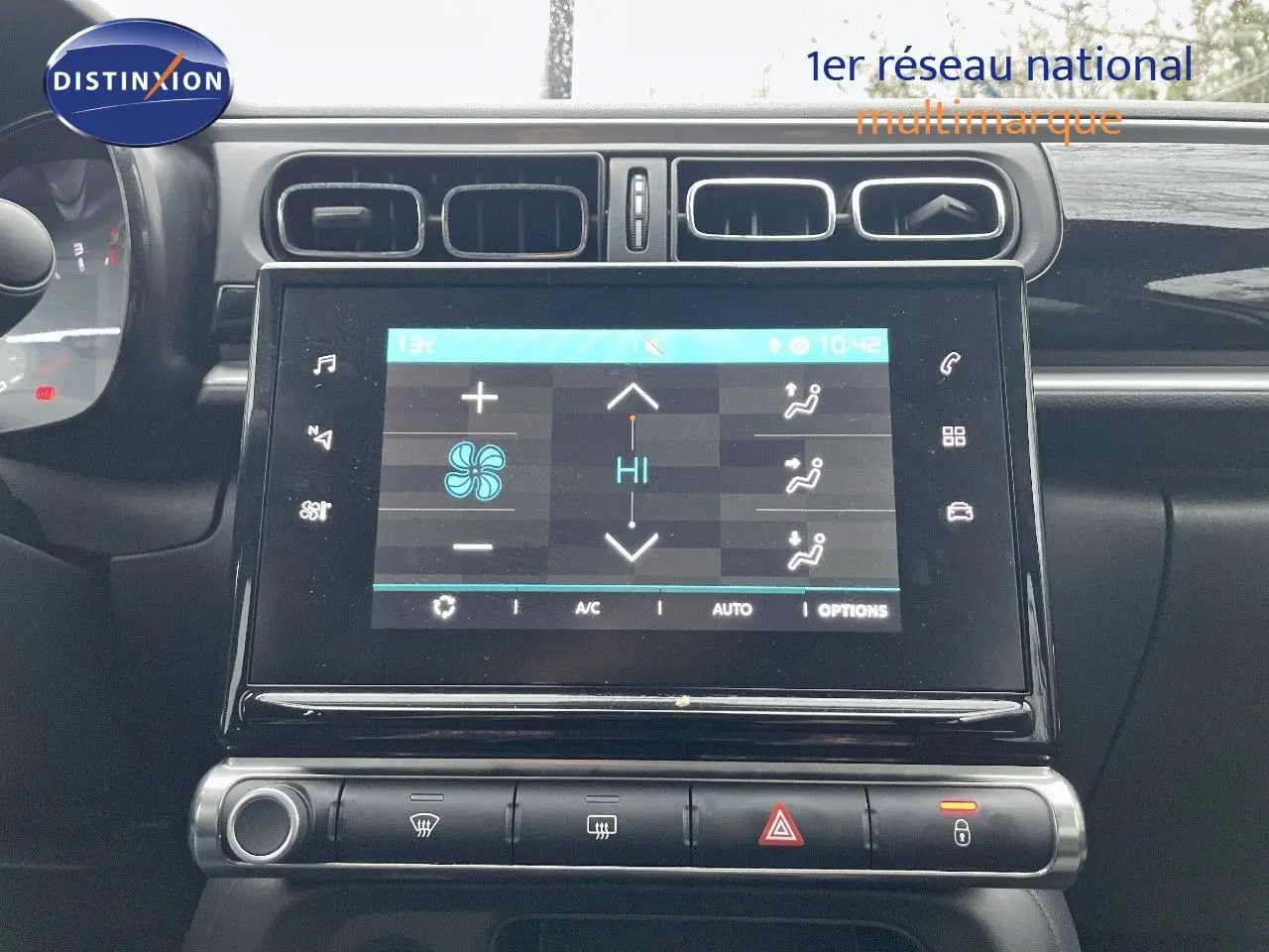 Écran tactile central de la Citroën C3 2023 avec commandes climatisation affichées, tableau de bord en gris acier métal.