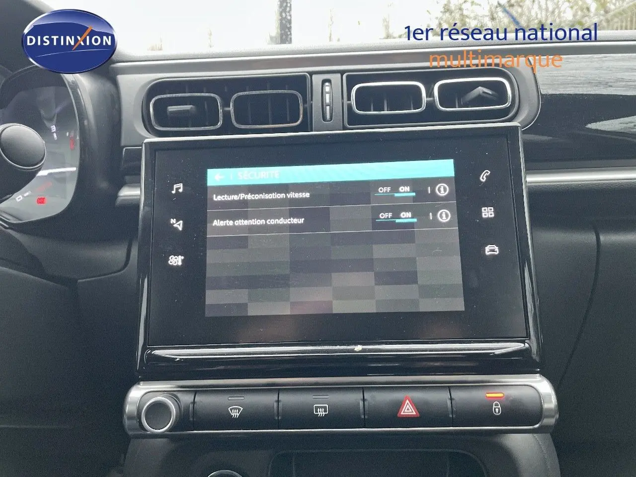 Tableau de bord de Citroën C3 2023 en gris acier, vue centrée sur l'écran tactile et les commandes climatisation.