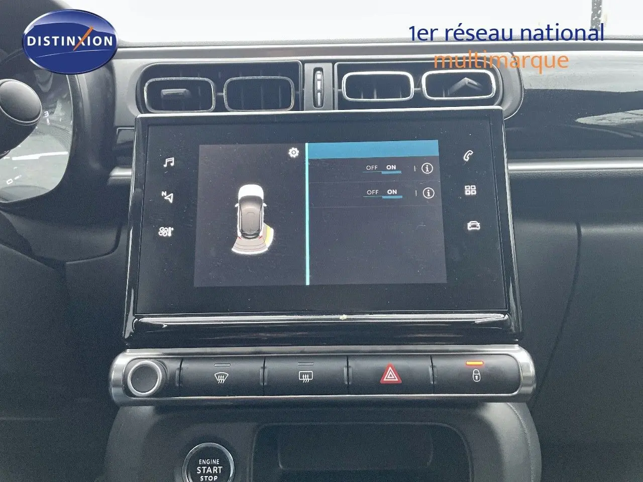 Vue rapprochée de l'écran tactile central et des commandes du tableau de bord d'une Citroën C3 gris acier 2023.