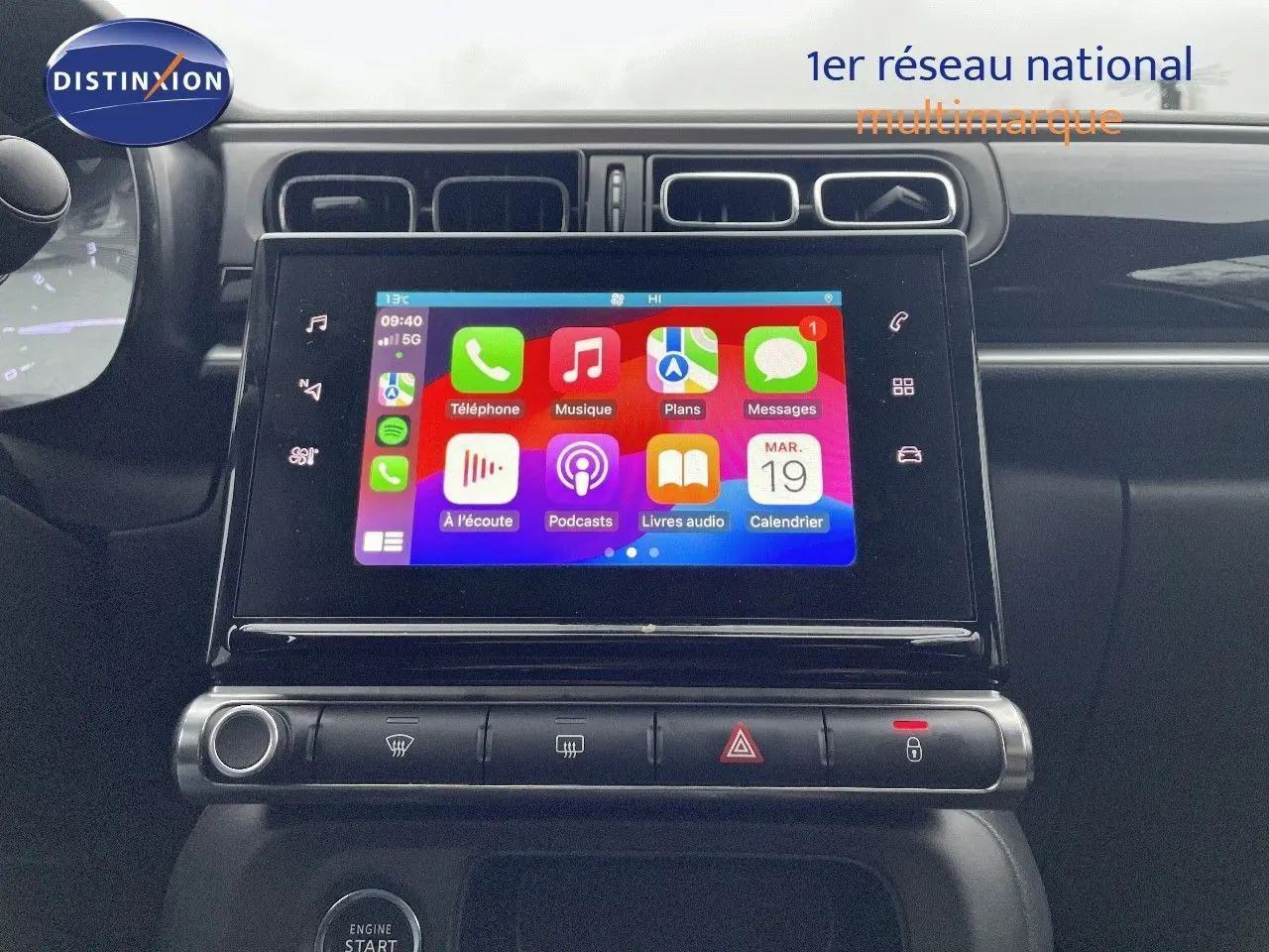 Vue rapprochée de l'écran tactile central de la Citroën C3 2023 avec interface Apple CarPlay colorée.