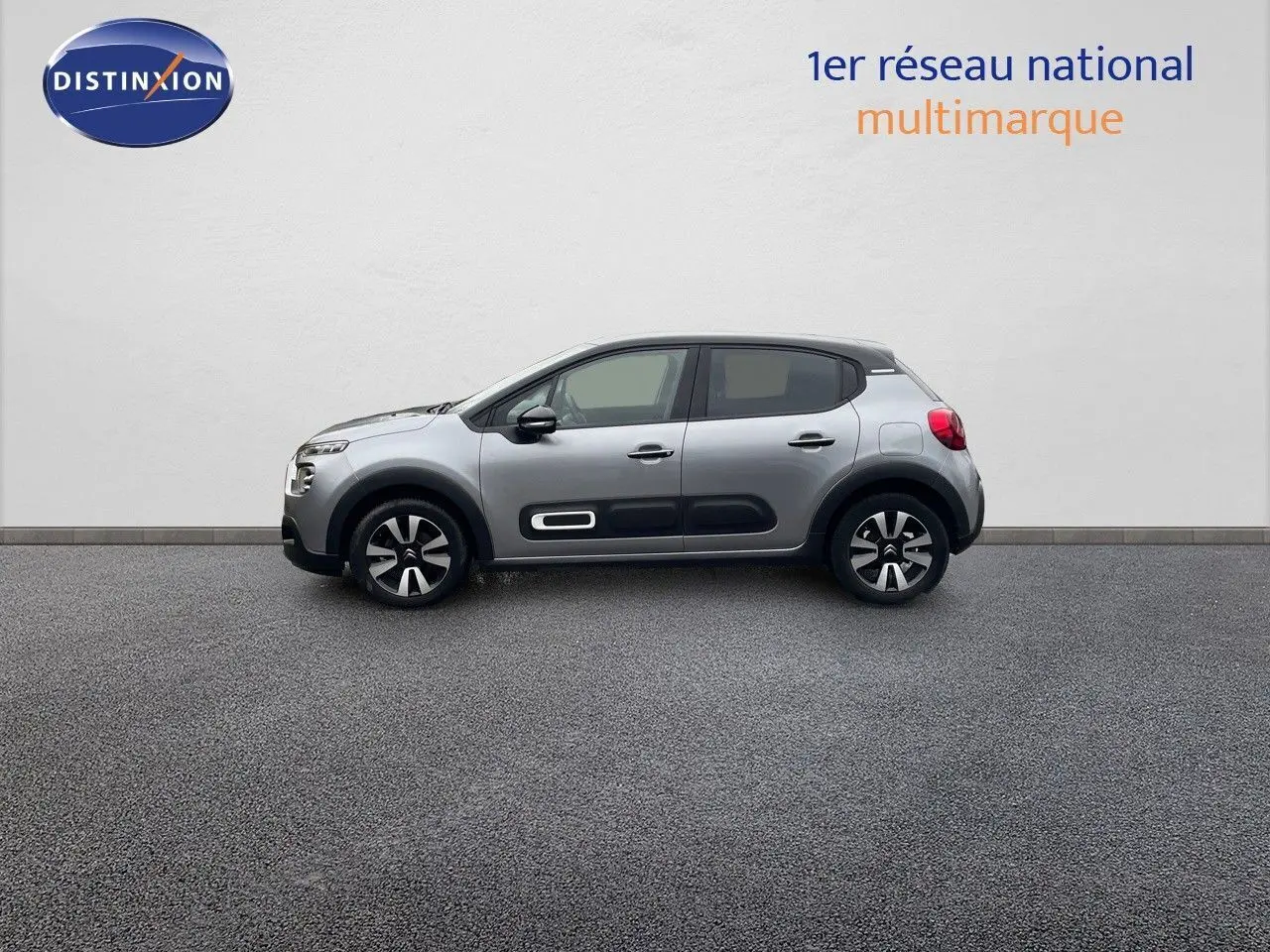 Profil côté gauche d'une Citroën C3 gris acier métal 2023 avec protections noires et jantes bi-ton.