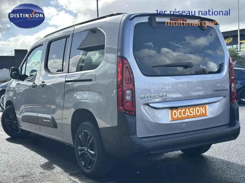Vue 3/4 arrière droite du Citroën Berlingo XL gris Artense avec barres de toit et jantes noires.