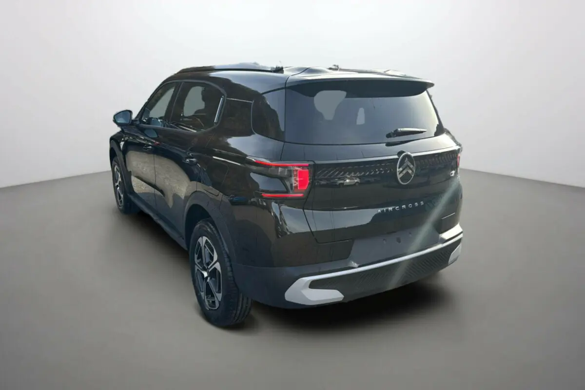 Vue 3/4 arrière droite du Citroën C3 Aircross noir perla nera avec feux LED et jantes alu 17 pouces visibles.