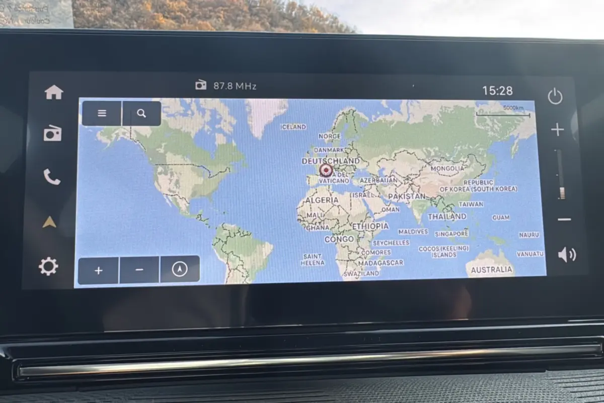 Écran tactile 10,25 pouces du Citroën C3 Aircross Hybrid 145 affichant une carte du monde en intérieur.