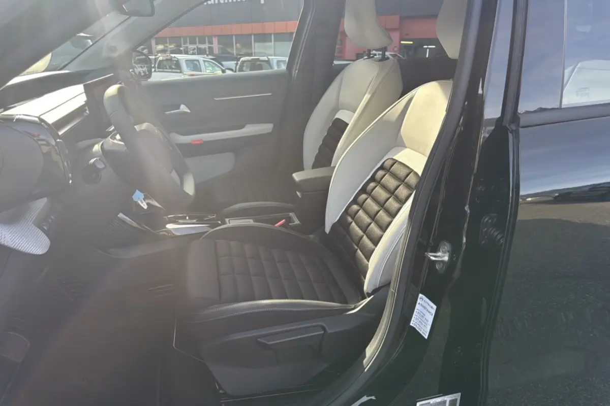 Intérieur avant côté conducteur d'une Citroën C3 Aircross noir perla nera, sièges tissu bicolores noir et beige.