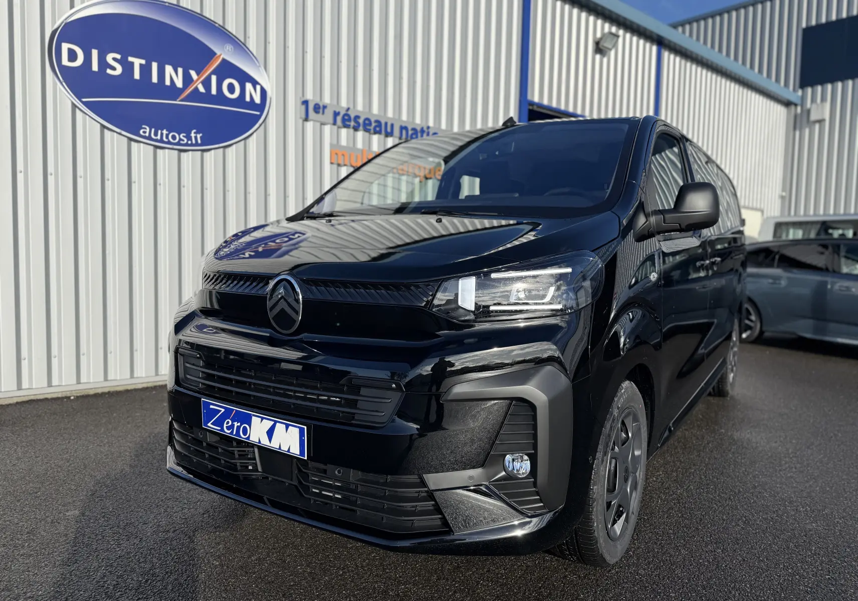 Vue 3/4 avant d'un Citroën Jumpy Cabine Approfondie XL noir perla, avec calandre noire et phares LED allumés.
