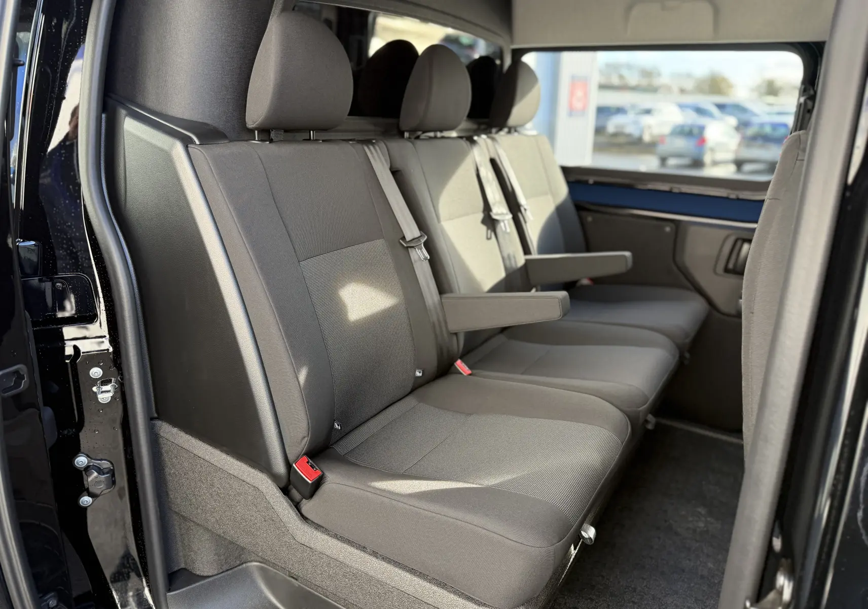 Vue intérieure côté droit des sièges arrière en tissu gris du Citroën Jumpy Cabine Approfondie noir Perla 2025.