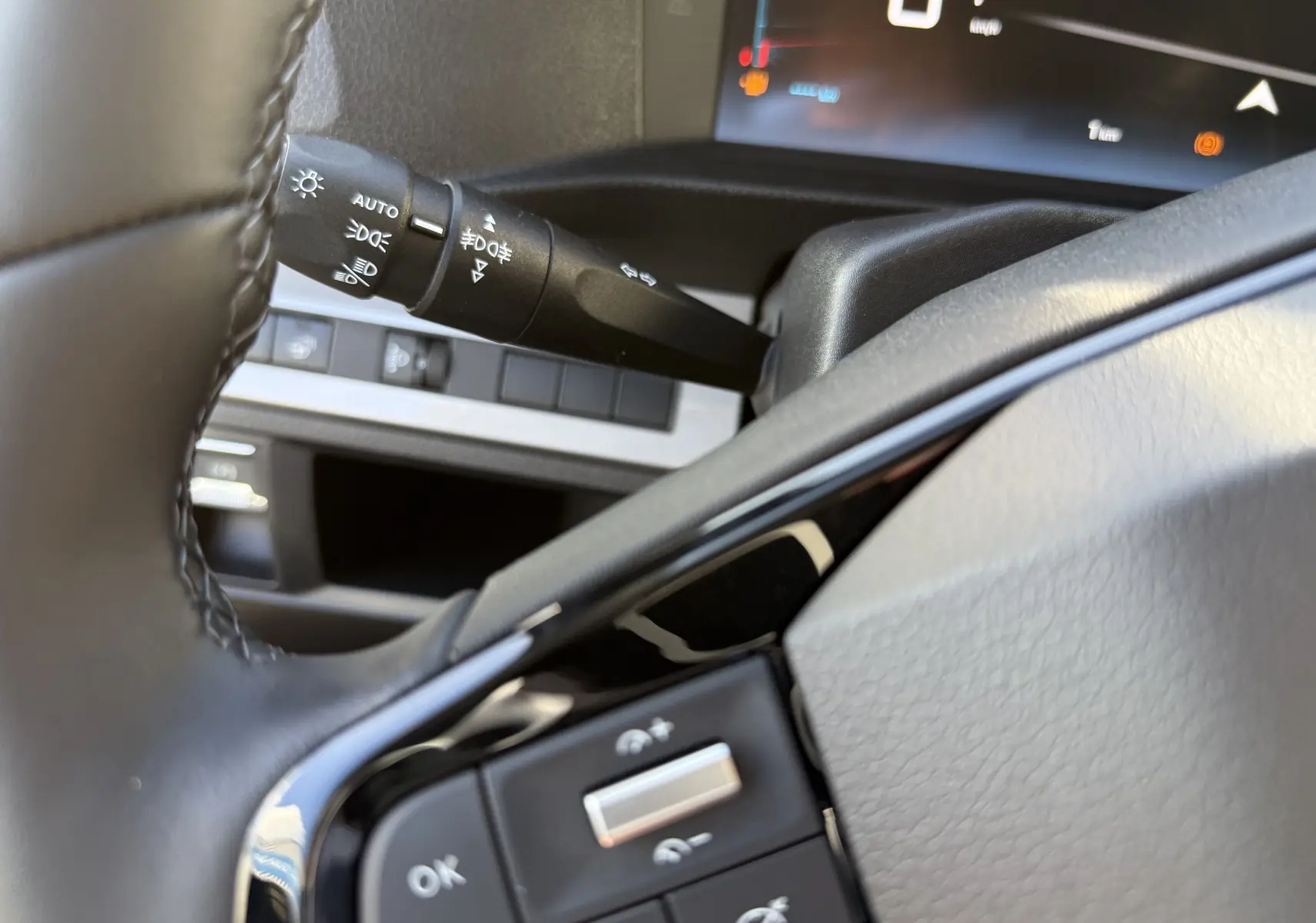 Gros plan sur les commandes au volant et le commodo d'éclairage du Citroën Jumpy Cabine Approfondie noir Perla 2025.