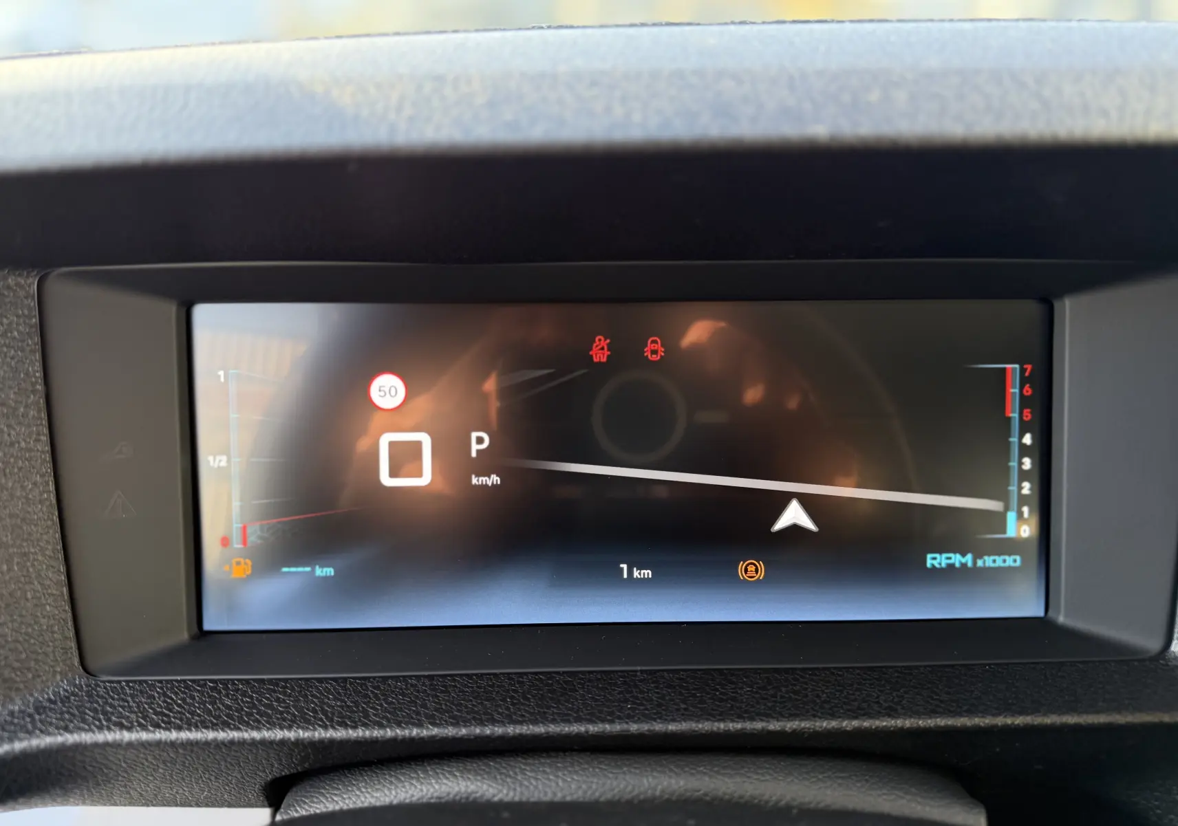 Tableau de bord numérique du Citroën Jumpy XL noir, affichant la vitesse à 0 km/h et le régime moteur au ralenti.