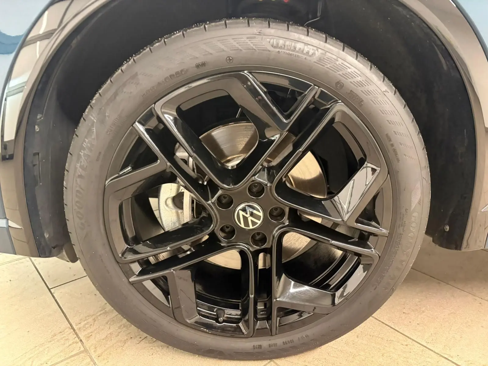 Gros plan sur la jante noire 20'' York du Volkswagen Tiguan Nightshade Blue, côté avant droit.