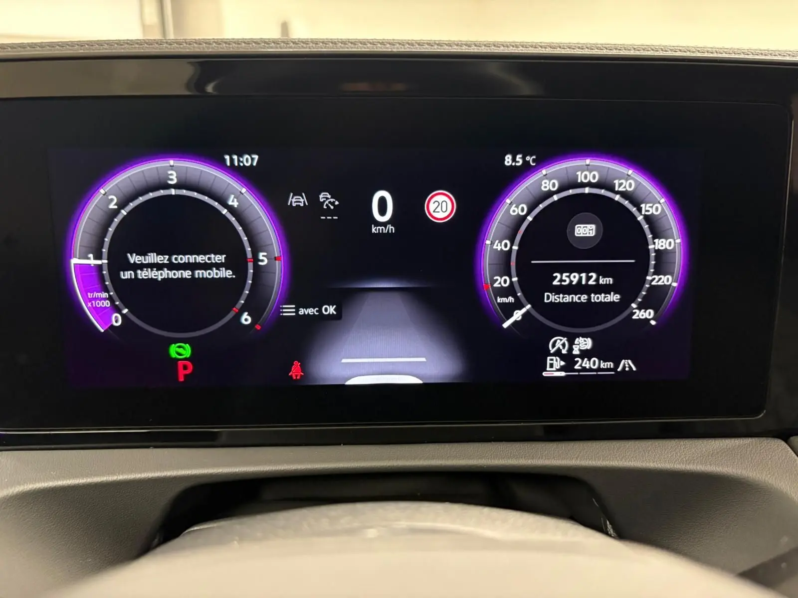 Tableau de bord numérique du Volkswagen Tiguan 2024 affichant vitesse, compte-tours et kilométrage, vue frontale.