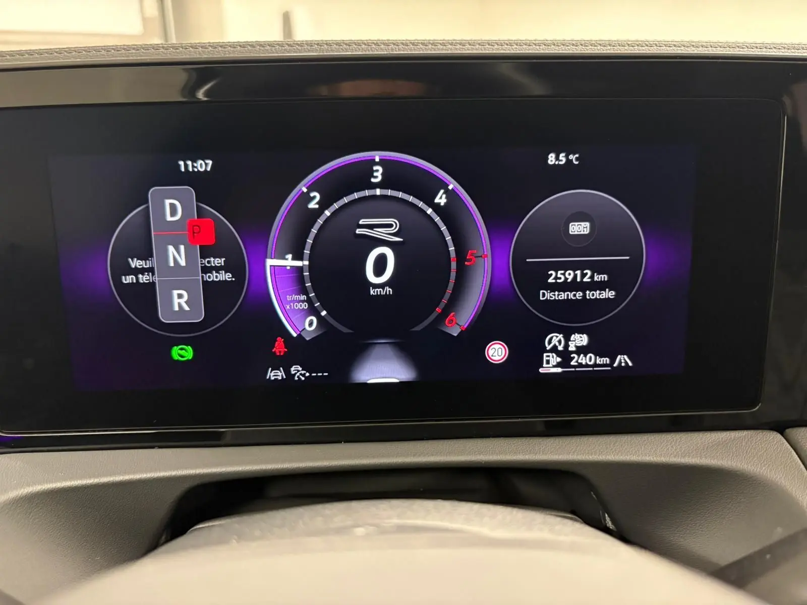 Tableau de bord numérique du Volkswagen Tiguan 2.0 TDI 150 DSG7 affichant vitesse, mode boîte auto et kilométrage.