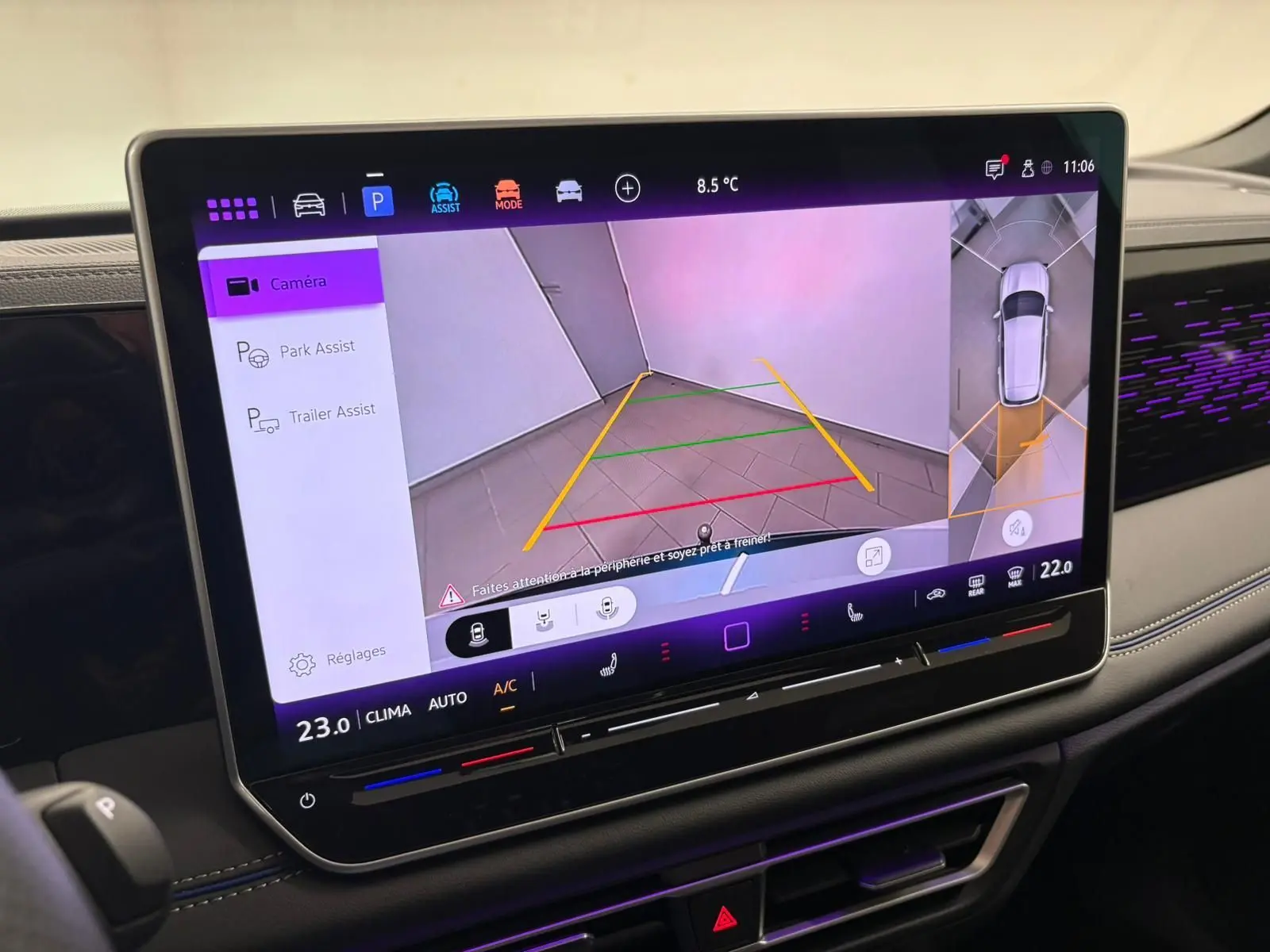 Écran tactile 15'' du Volkswagen Tiguan 2024 affichant la caméra de recul et l'assistance au stationnement.