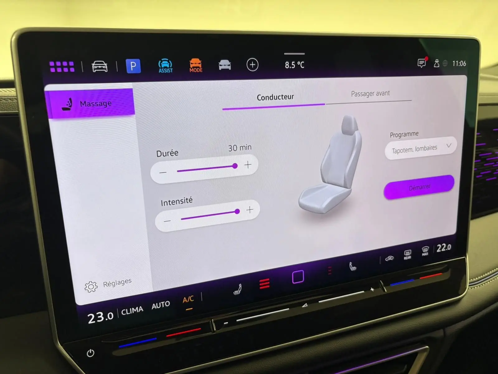 Écran tactile intérieur du Volkswagen Tiguan 2024 affichant les réglages du massage siège conducteur.