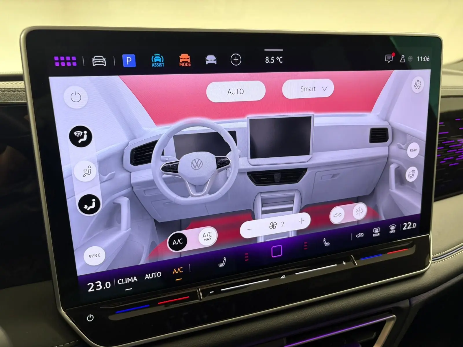 Écran tactile du système de navigation Discover Pro du Volkswagen Tiguan 2024 affichant l'interface climatisation.