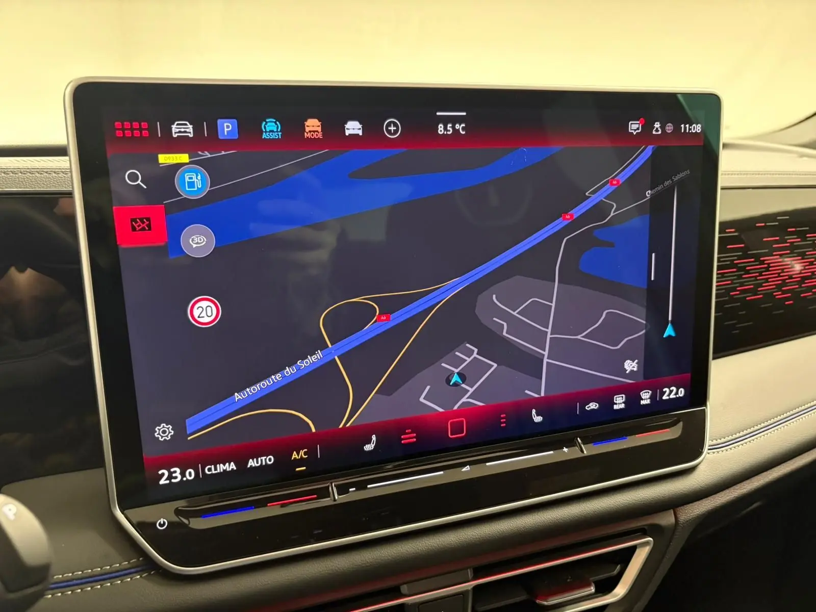 Écran tactile 15 pouces du système de navigation Discover Pro dans l’habitacle du Volkswagen Tiguan 2024.