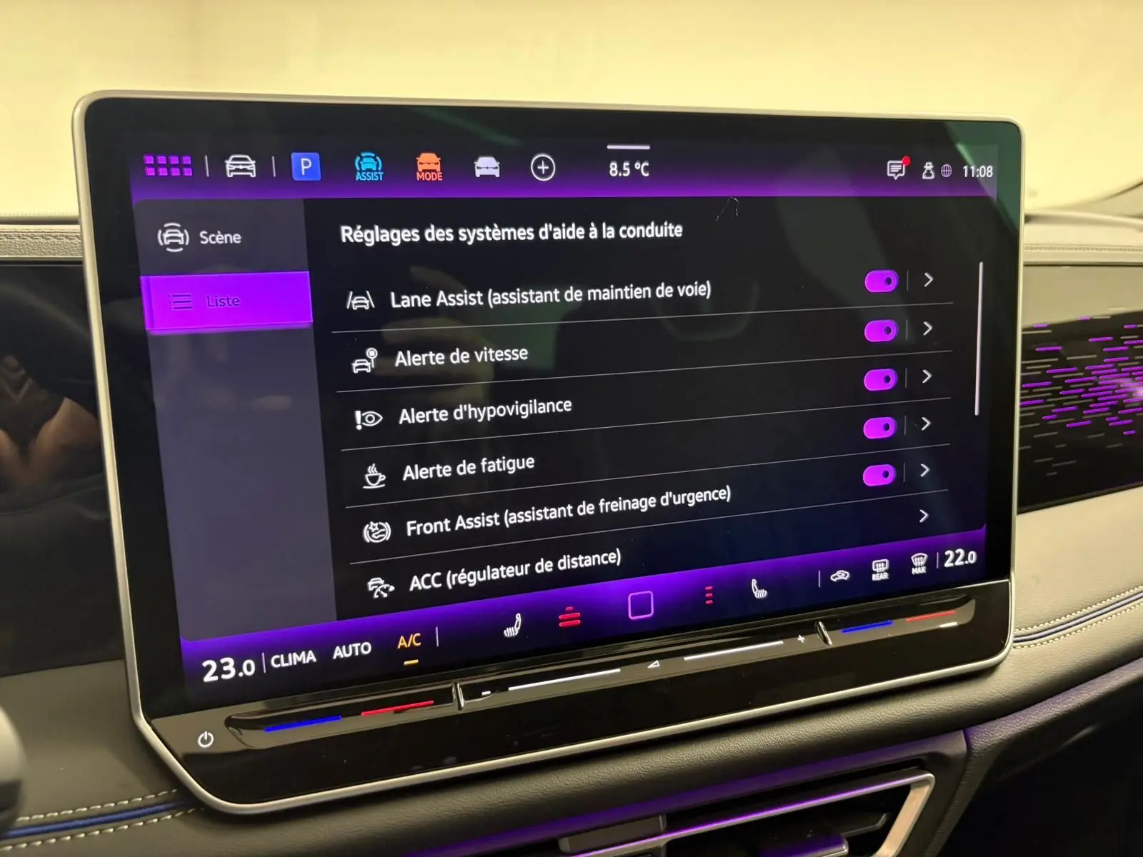 Écran tactile 15'' du Volkswagen Tiguan 2024 affichant les réglages des aides à la conduite en intérieur.