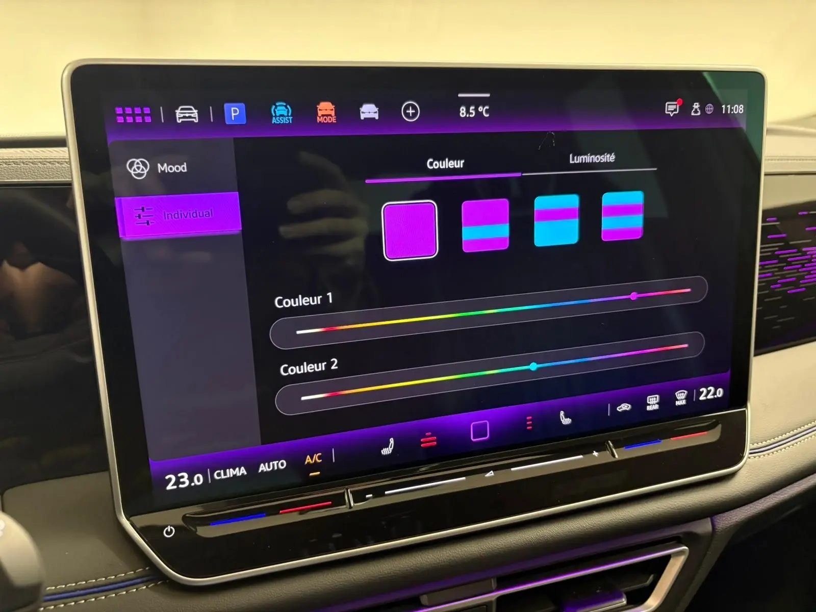 Écran tactile 15'' du Volkswagen Tiguan 2024 affichant le réglage des couleurs de l'ambiance intérieure.