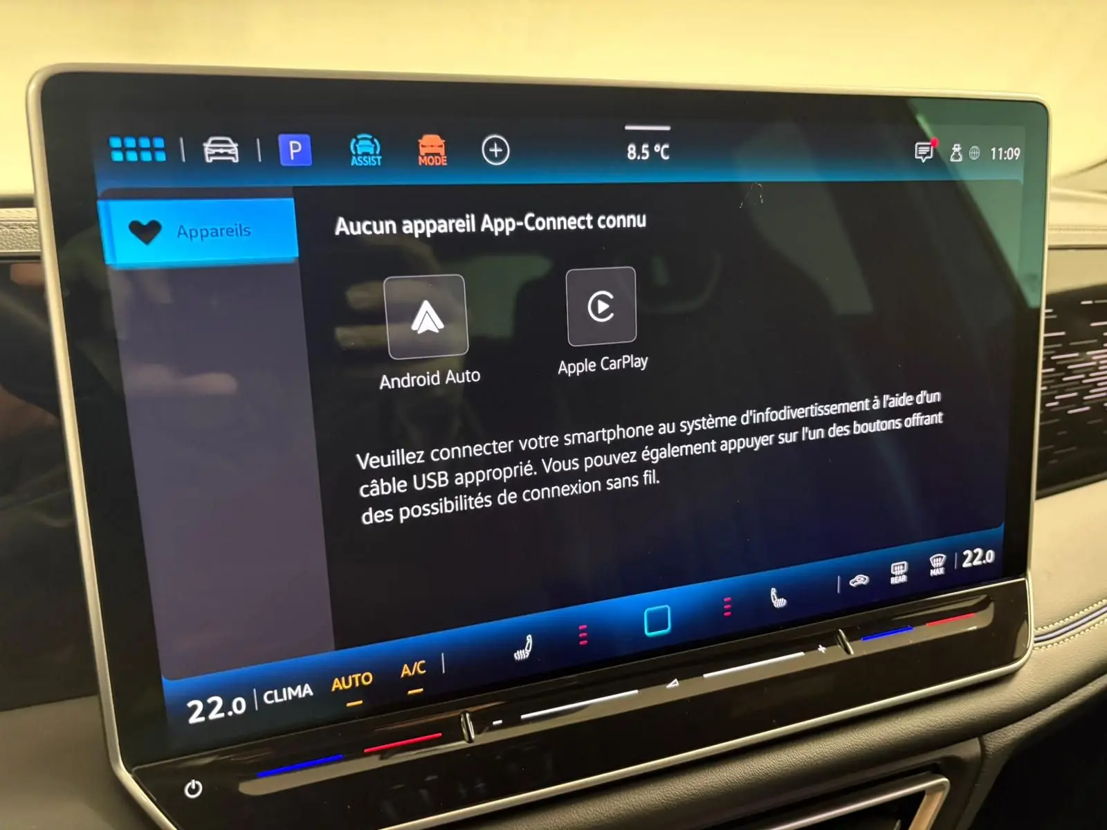 Vue rapprochée du panneau de commande du toit ouvrant panoramique avec bouton SOS et éclairage intérieur du Volkswagen Tiguan 2024.