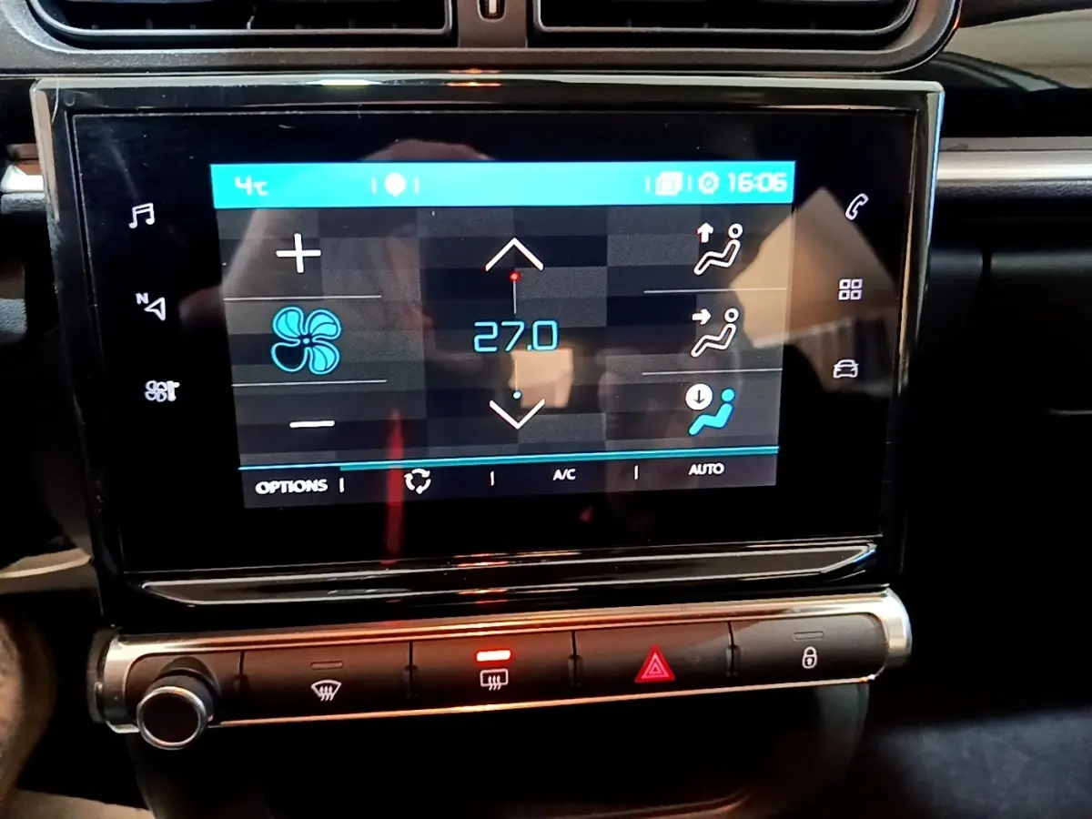 Écran tactile central affichant la climatisation à 27°C dans l'habitacle d'une Citroën C3 2020.