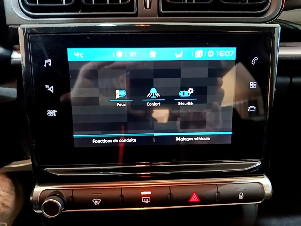 Écran tactile central affichant les réglages de conduite dans l’habitacle d’une Citroën C3 blanche de 2020.