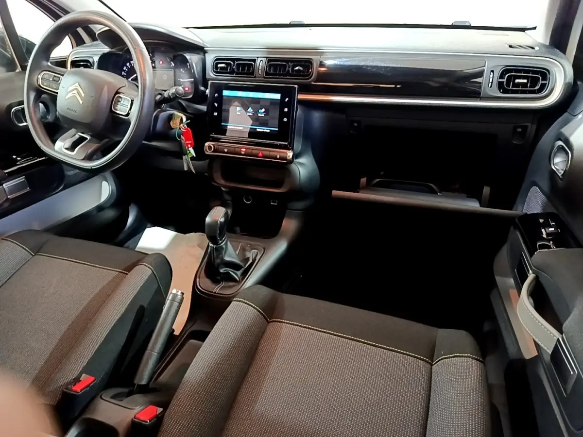 Vue intérieure avant droite de la Citroën C3 2020, tableau de bord noir avec écran tactile 7 pouces et volant multifonctions.