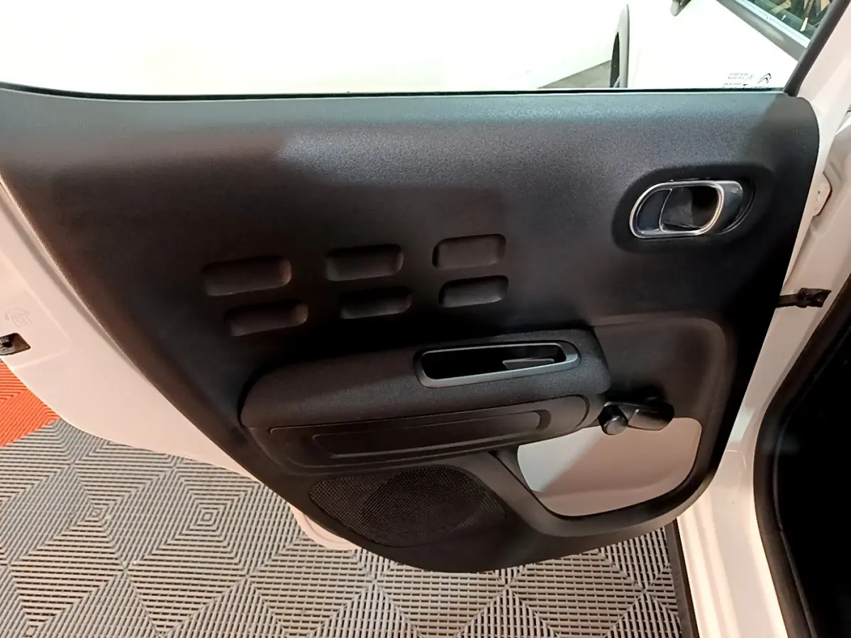 Vue rapprochée de la porte arrière droite noire et blanche d'une Citroën C3 PureTech 82 S&S BVM Feel Business 2020.