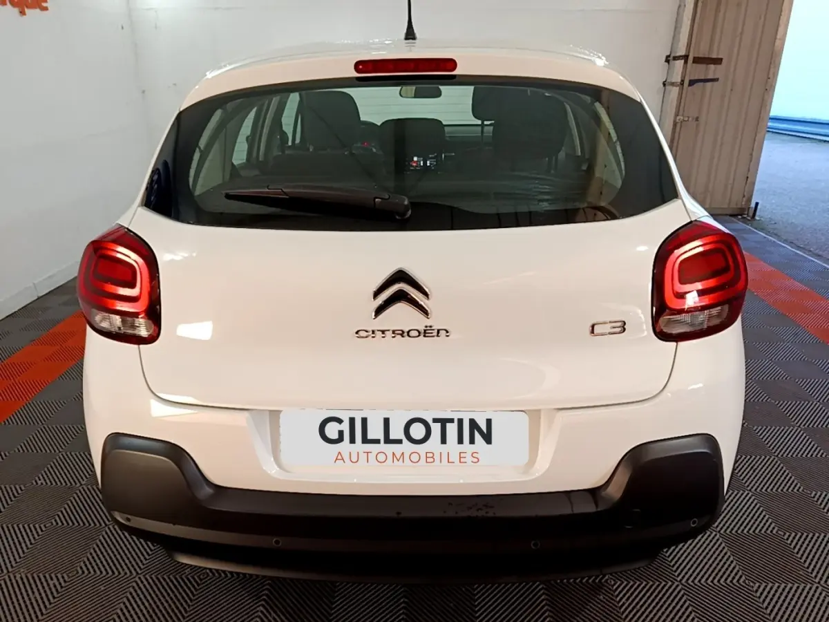 Vue arrière d'une Citroën C3 blanche de 2020 avec feux arrière LED et pare-chocs noir contrastant.