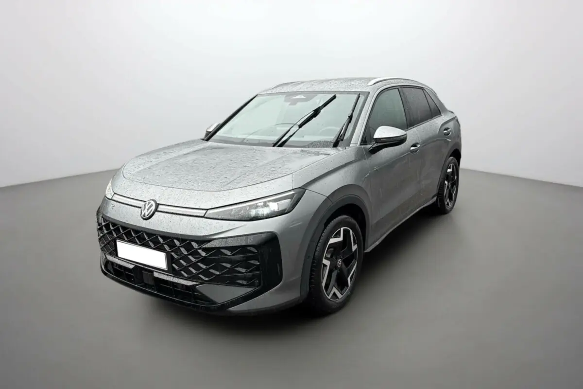Volkswagen T-Roc ETSI 150 DSG7 R-Line gris loup, vue 3/4 avant sous la pluie avec jantes alu noires.